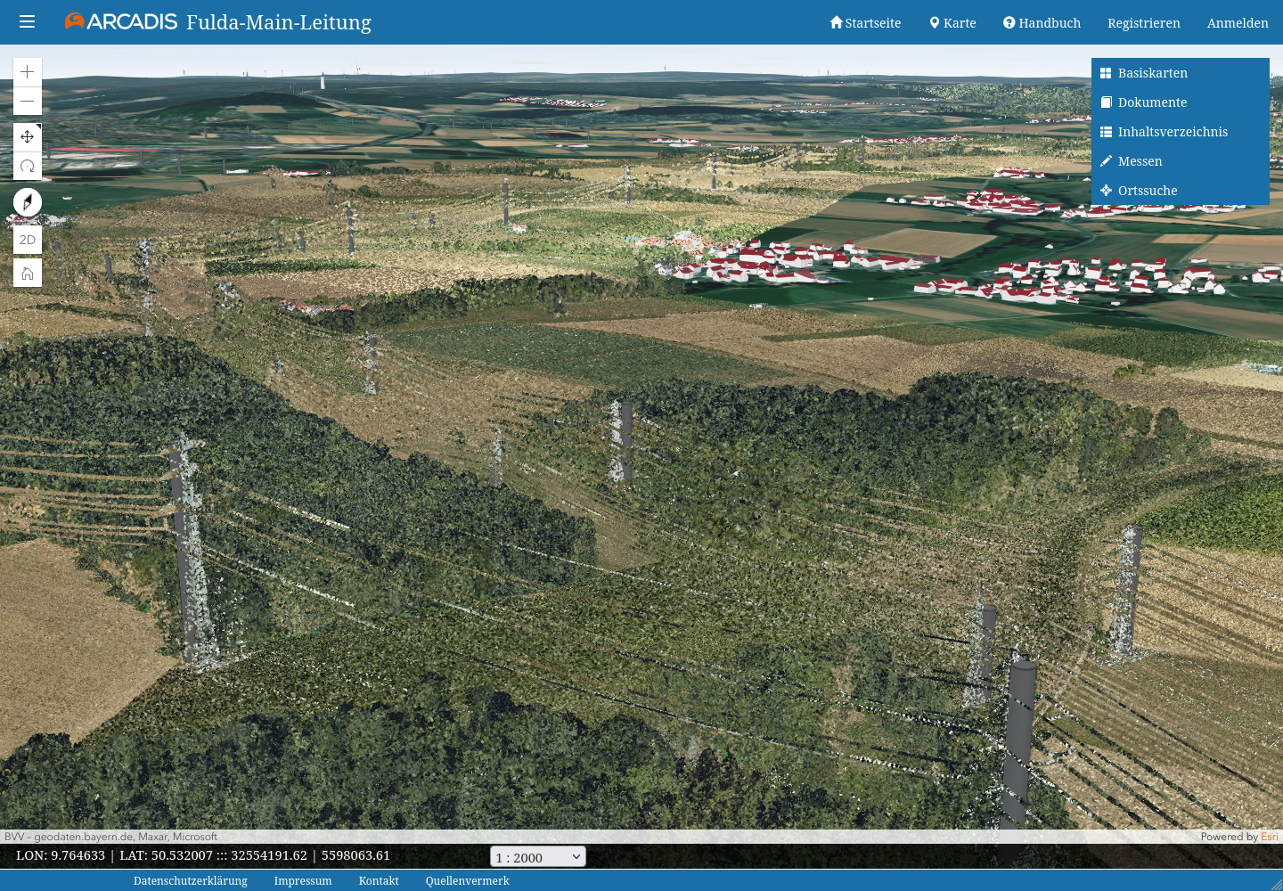  3D-Ansicht des Arcadis Fulda-Main-Leitung-Portals mit Hochspannungsleitungen über Wald und Feldern. Die Landschaft basiert auf Punktwolkendaten, im Hintergrund sind vereinfachte Gebäude mit roten Dächern sichtbar. Rechts oben befinden sich Steuerelemente für die Kartenebenen.